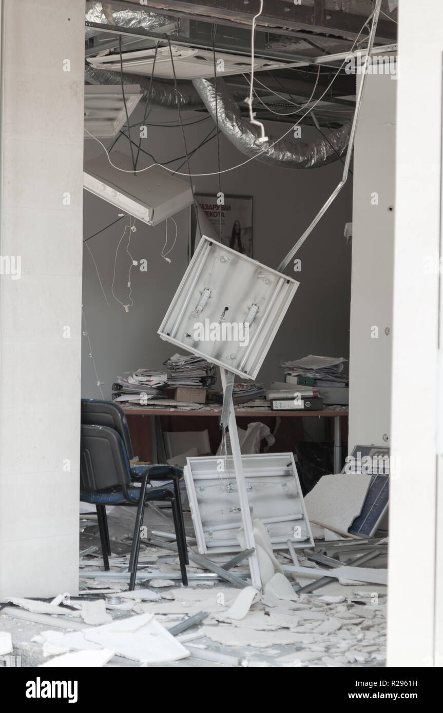 Bancomat con il vetro rotto in seguito ad una rapina Foto Stock