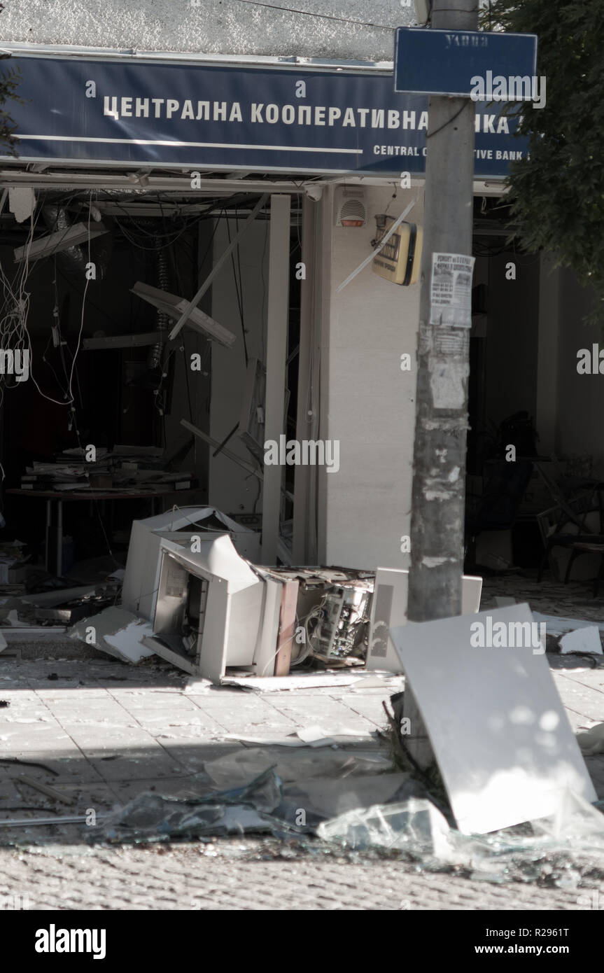 Bancomat con il vetro rotto in seguito ad una rapina Foto Stock