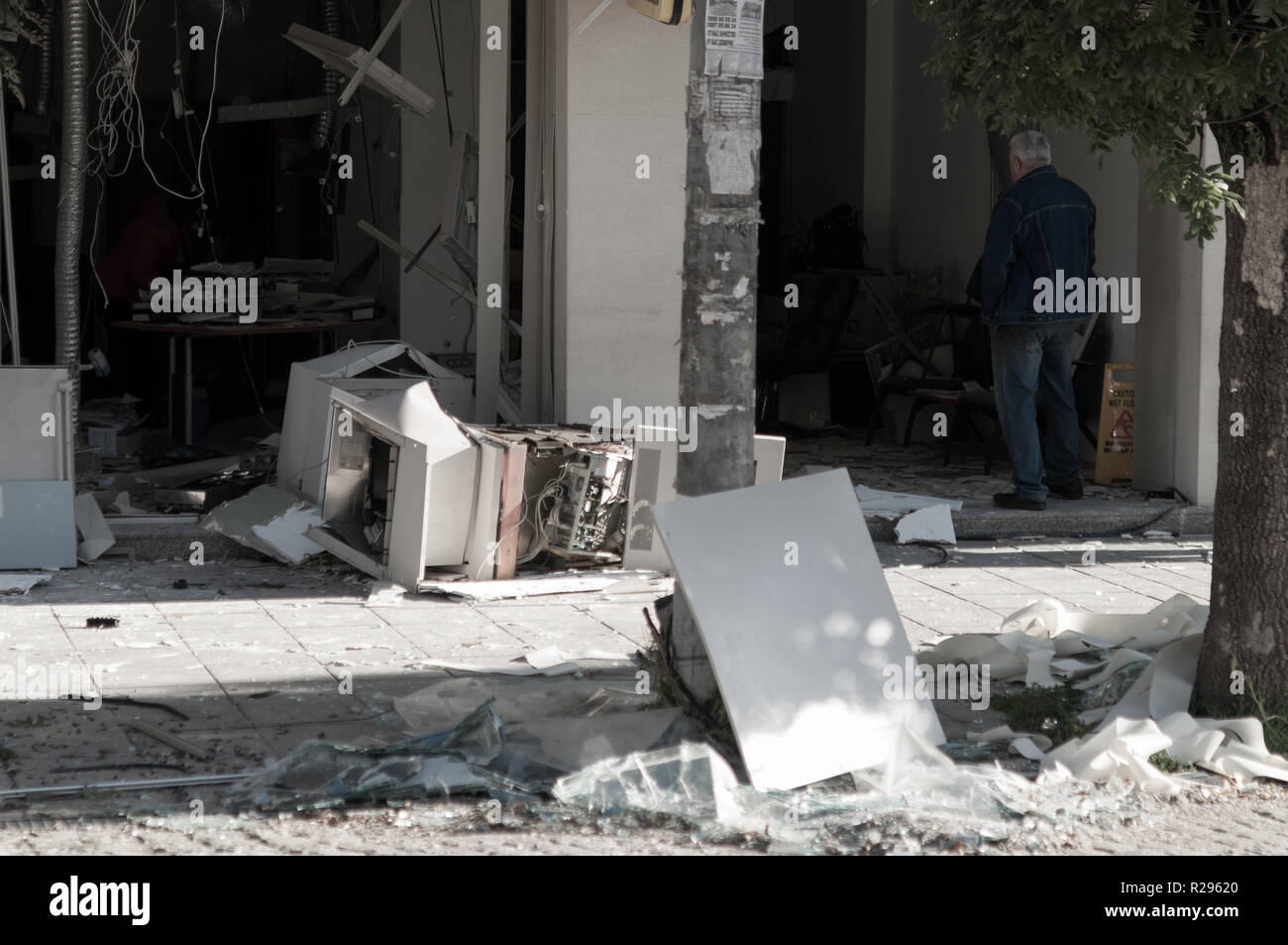 Bancomat con il vetro rotto in seguito ad una rapina Foto Stock