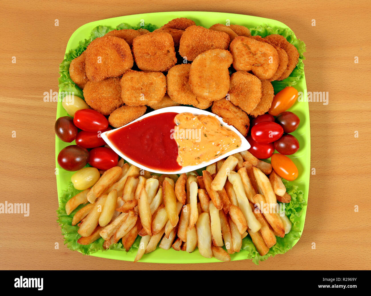 Pepite di pollo e patatine fritte fast food Foto Stock