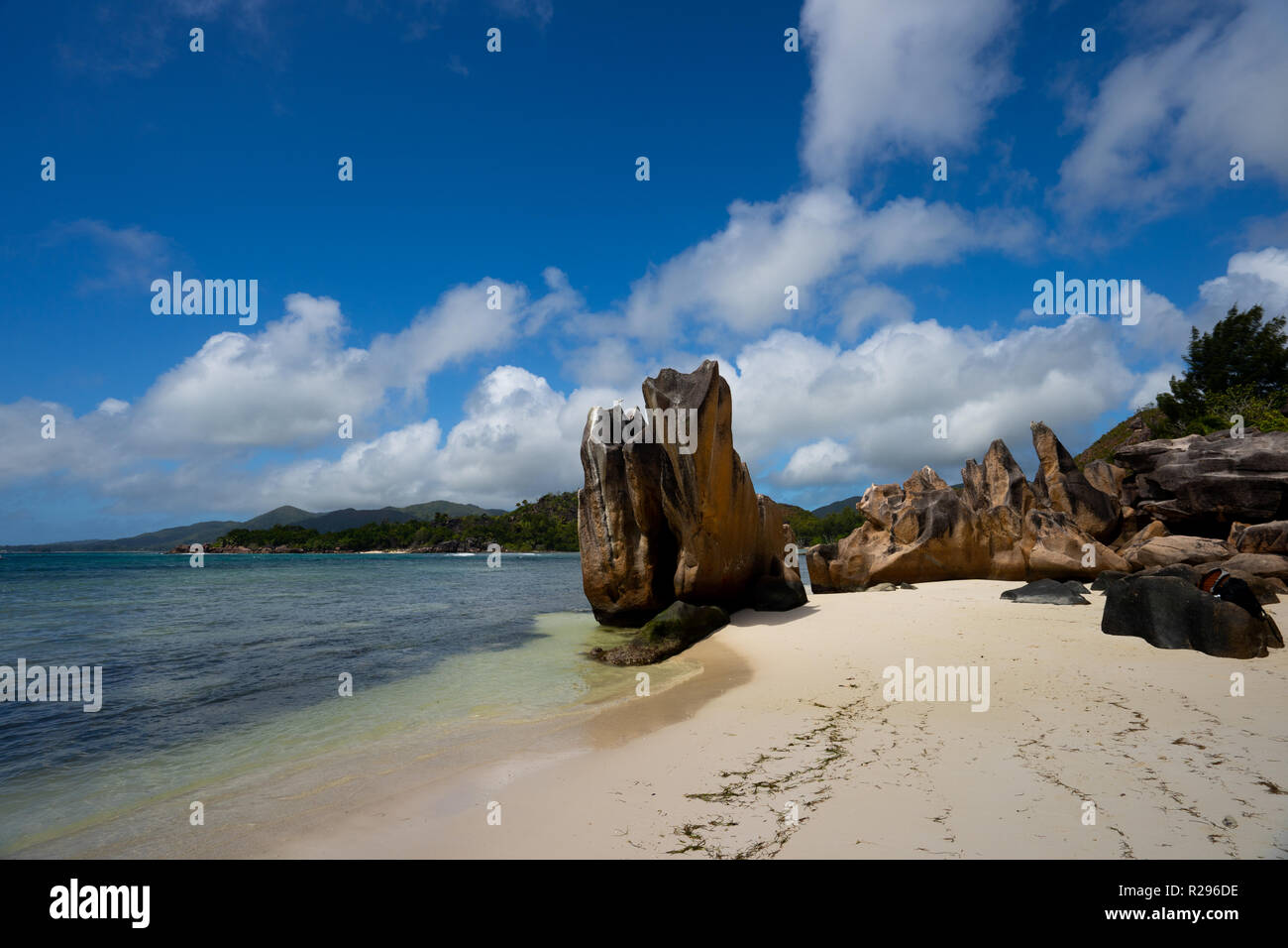Anse Source d'Argent - rocce di granito a belle spiagge sull'isola tropicale di La Digue alle Seychelles Foto Stock