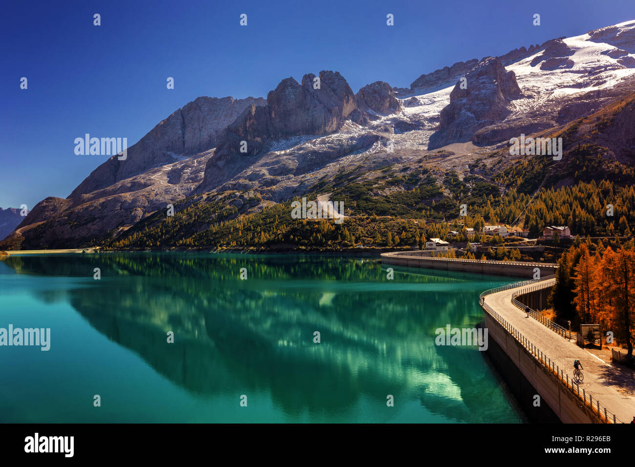 Lago Fedaia (Lago Fedaia), un lago artificiale e una diga vicino a Canazei city, situato ai piedi del massiccio della Marmolada, come visto dal Viel del Pan rifugio, Foto Stock