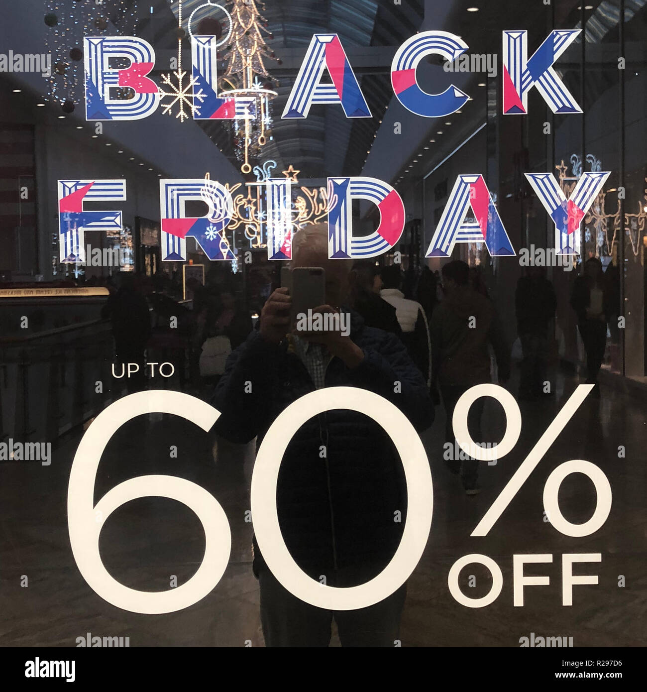 Venerdì nero poster di vendita in un negozio di Londra finestra Foto Stock