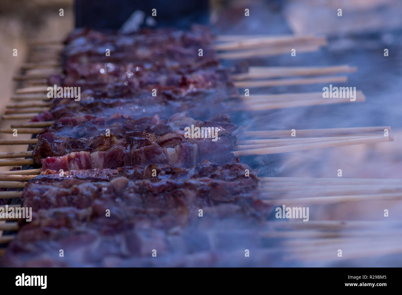 Arrosticini (rustelle o arrustelle nei dialetti locali; anche noto come spiedini o spidducci) sono tipicamente realizzati a partire da castrati carne di pecora (carni di montone Foto Stock