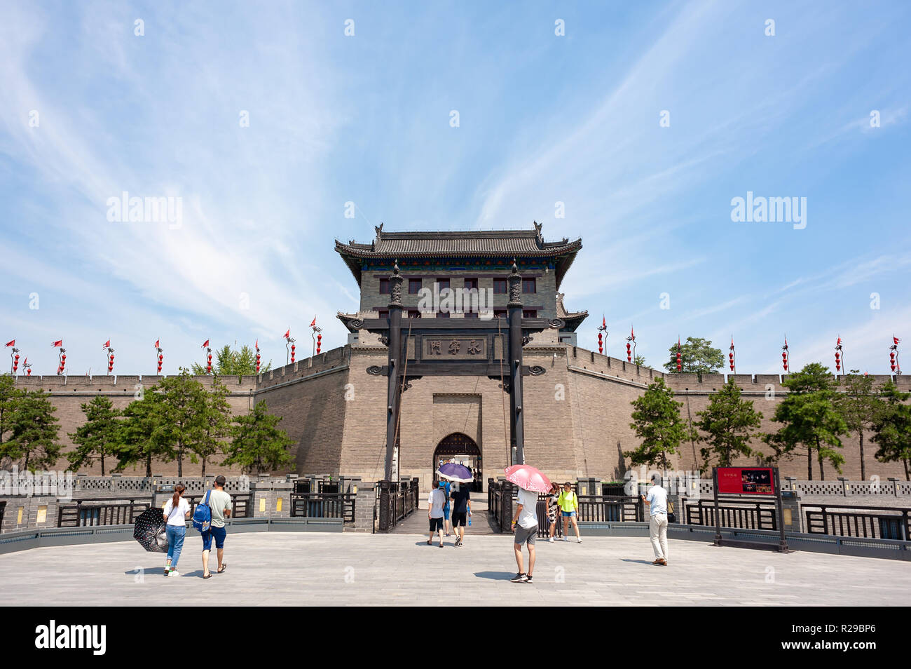 Xi'an, Shaanxi Province, Cina - Agosto 9, 2018 : i turisti a piedi da Xi'an City wall south gate - YongNingMen in una giornata di sole in estate. Foto Stock