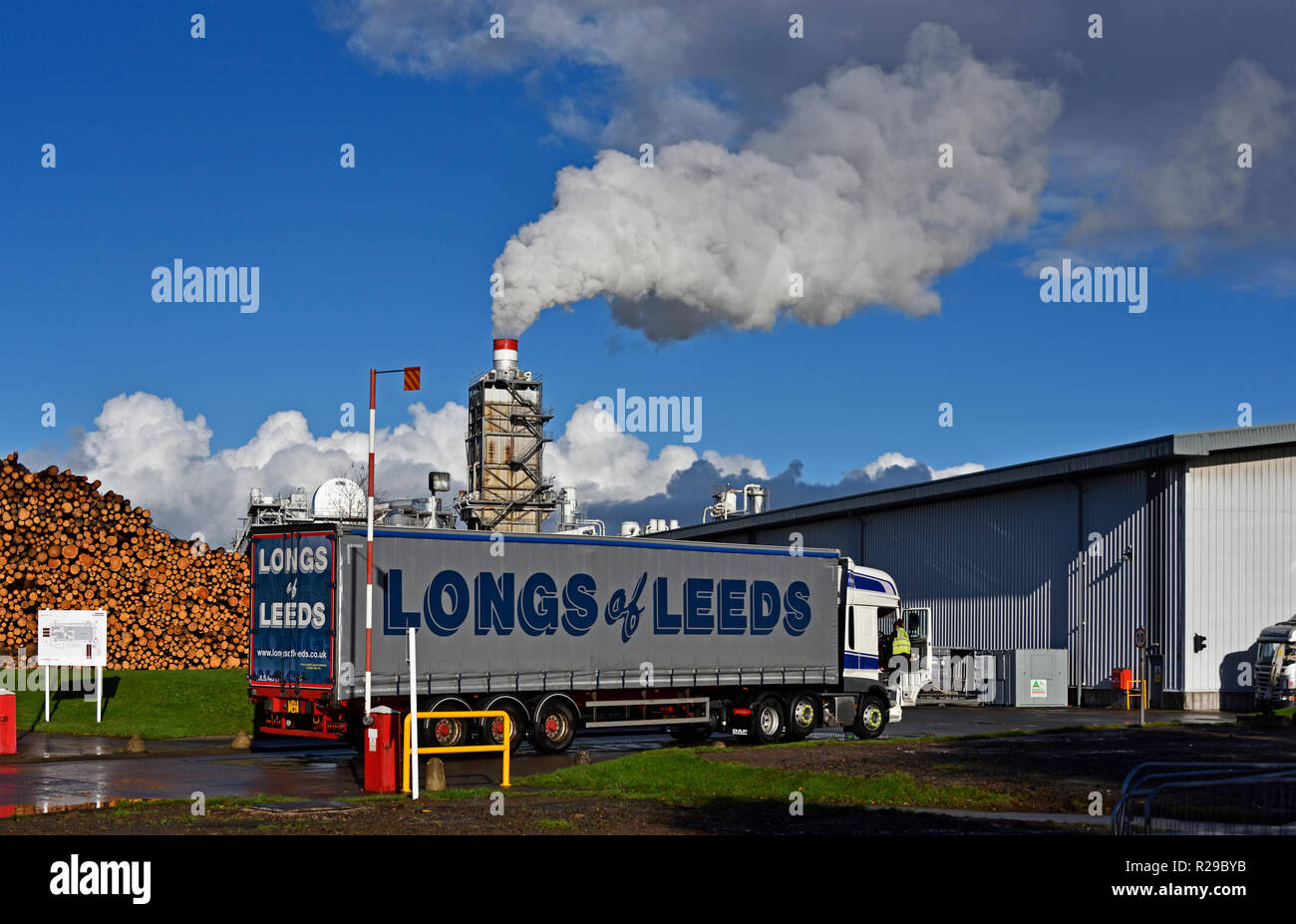 Brama di Leeds Automezzo pesante a Egger Baronia impianto industriale. Auchinleck, East Ayrshire, in Scozia, Regno Unito, Europa. Foto Stock