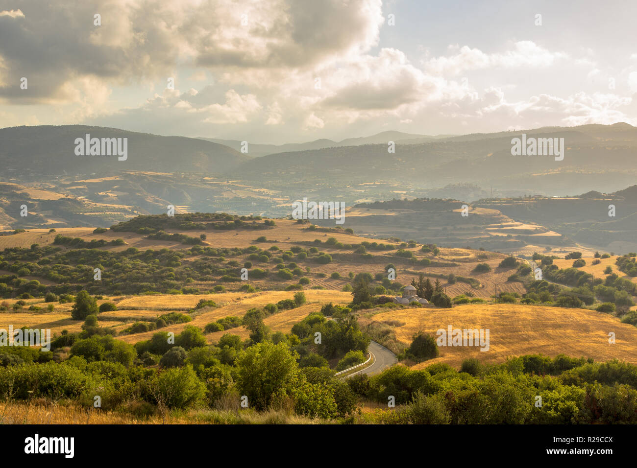 Irrigato paesaggio agricolo vicino a diga Evretou, regione di Paphos Cipro Foto Stock