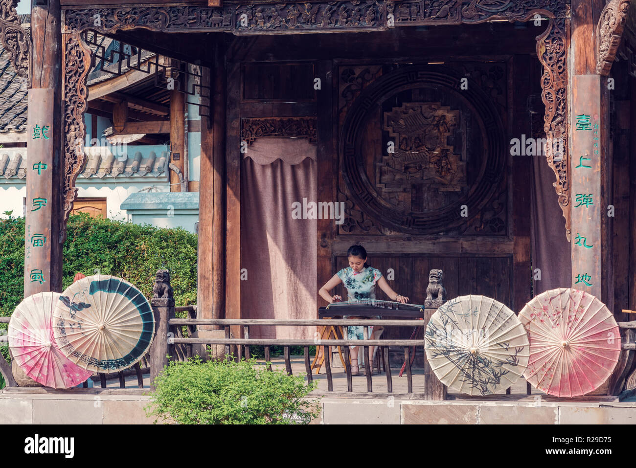 Anren, nella provincia di Sichuan, in Cina - Agosto 26, 2018 : Donna Guzheng riproduzione di musica tradizionale cinese strumento a corda Foto Stock