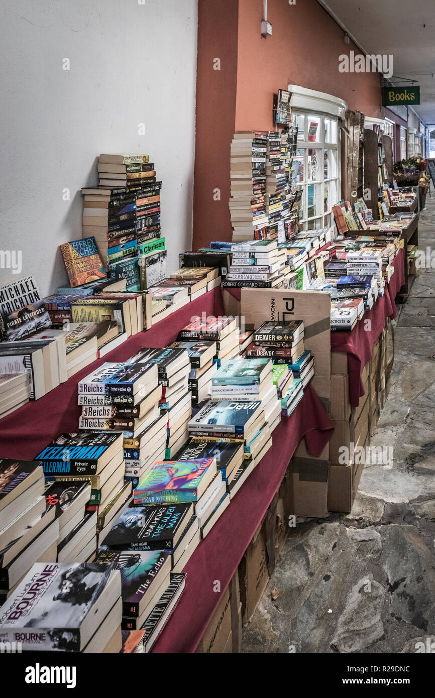 Una libreria in un mercato coperto che offre una vasta scelta di libri. Foto Stock