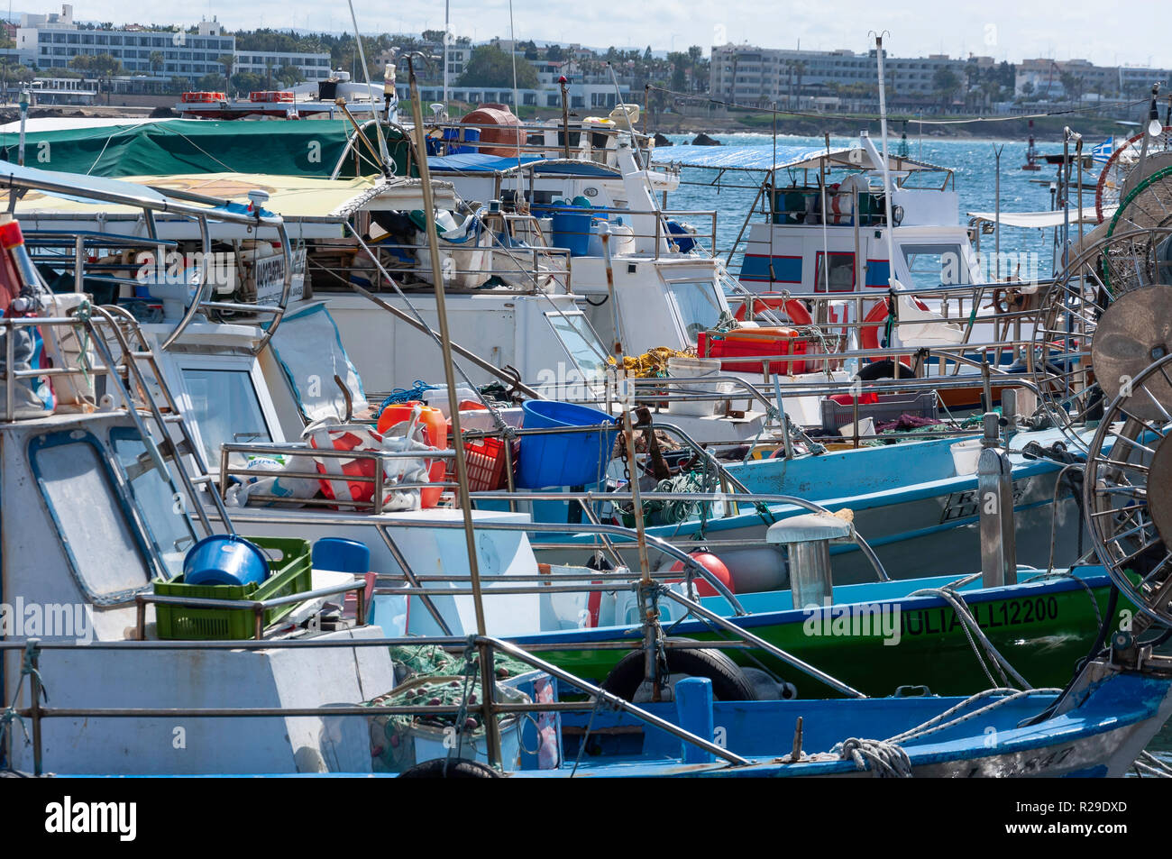 Barche da pesca nel porto di Pafo e Paphos (Paphos), Pafos District, la Repubblica di Cipro Foto Stock
