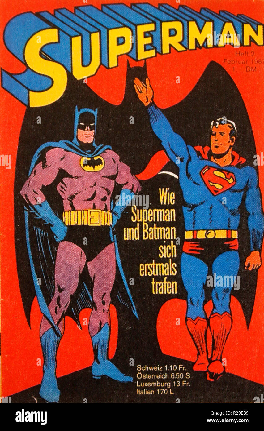 Ein historisches Comic-Heft mit den Superhelden Superman und batman, Berlino. Foto Stock
