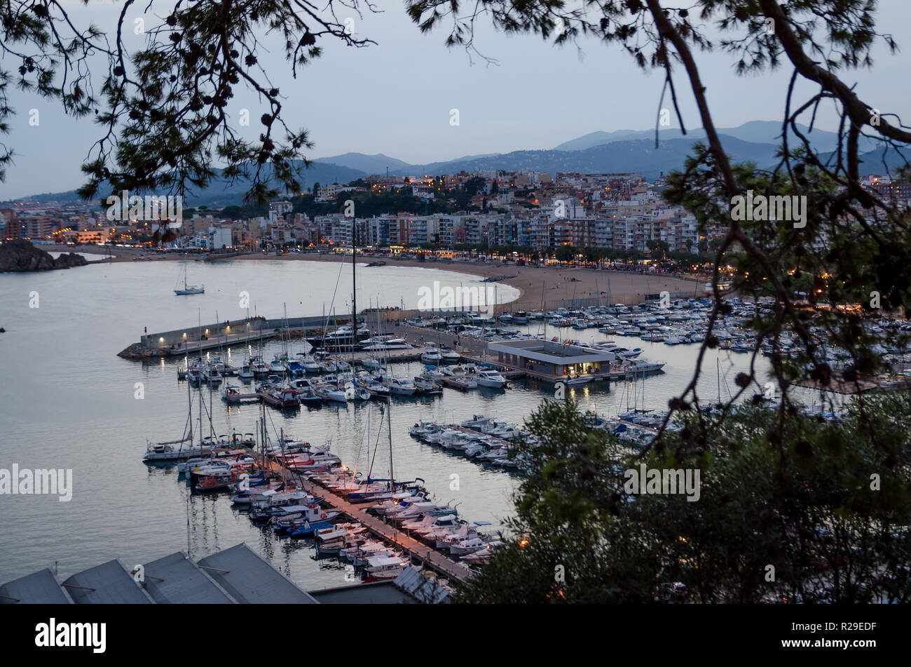 Di sera, vista panoramica dall'aria, Baia di Blanes, Costa Brava, Spagna Foto Stock