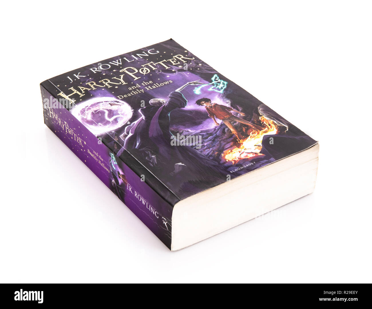 SWINDON, Regno Unito - 18 novembre 2018: Harry Potter ed il Deathly Hallows edizione tascabile su sfondo bianco Foto Stock