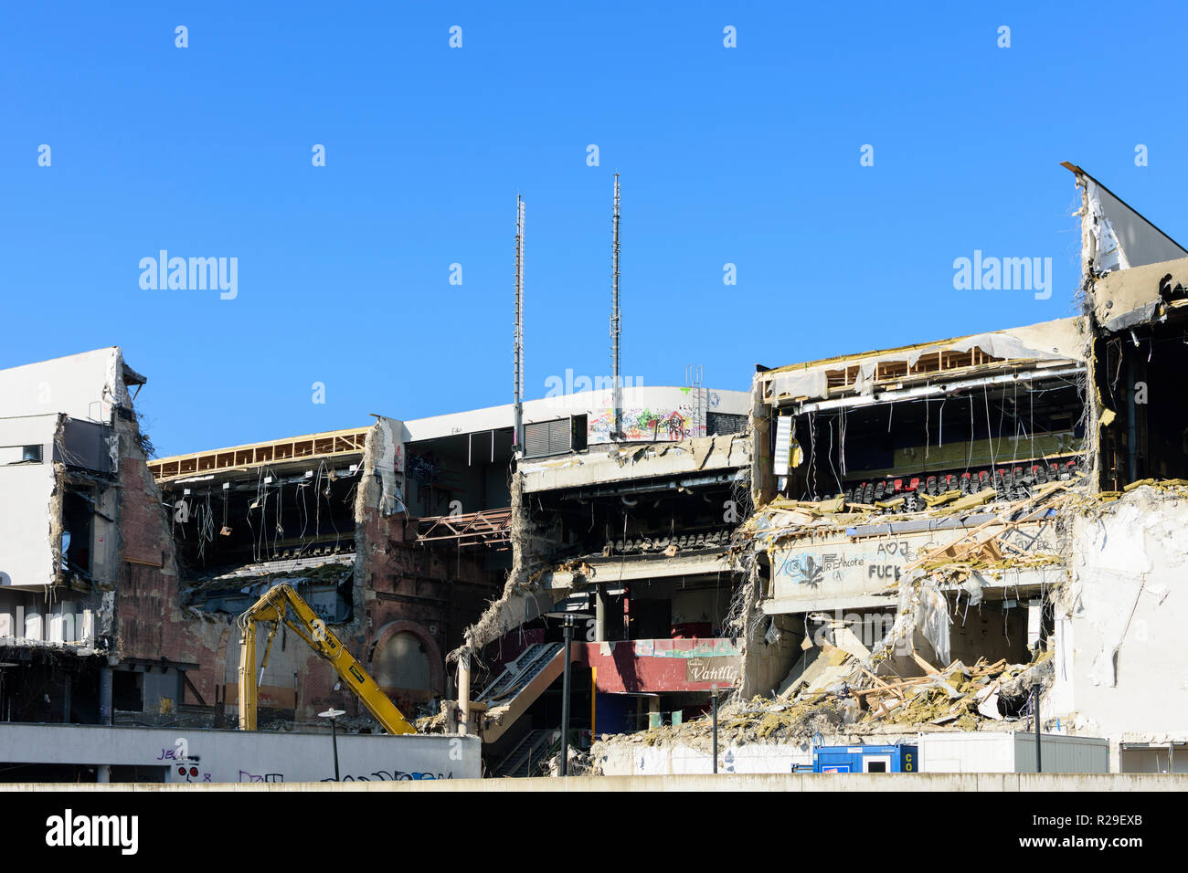 Wien, Vienna: non è più necessario il cinema in demolizione in 22. Donaustadt, Wien, Austria Foto Stock