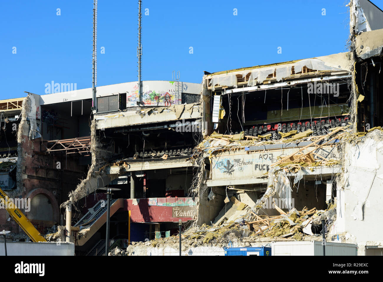 Wien, Vienna: non è più necessario il cinema in demolizione in 22. Donaustadt, Wien, Austria Foto Stock
