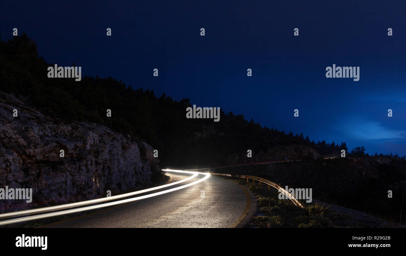 In tarda serata sul monte Hymettus, durante una fredda giornata invernale, in Atene, Grecia. Foto Stock