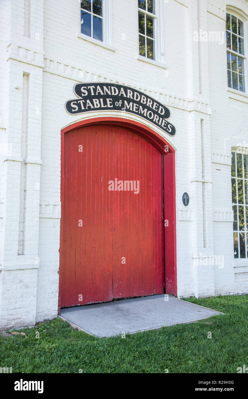 Lexington, Kentucky, Regno States-July 15,2017: trottatore stabile di memorie architettoniche granaio rosso caratteristica porta a Lexington, Kentucky Foto Stock