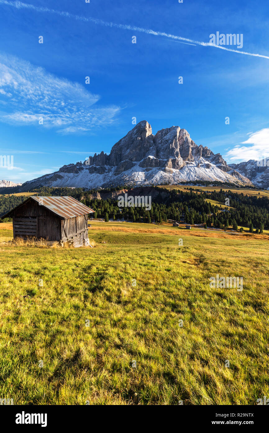 Rifugio di montagna con belle peak sullo sfondo al passo delle Erbe, Dolomiti, Italia Foto Stock