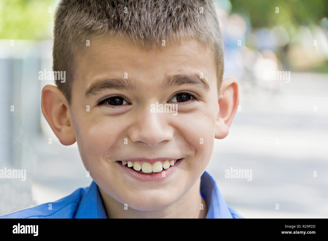 Carino il ragazzo sorridente undici anni in estate sfondo Foto Stock