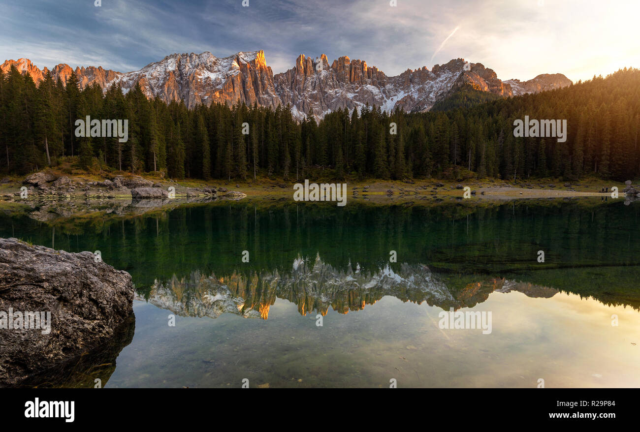 Tramonto al lago di Carezza con belle riflessioni delle dolomiti Foto Stock