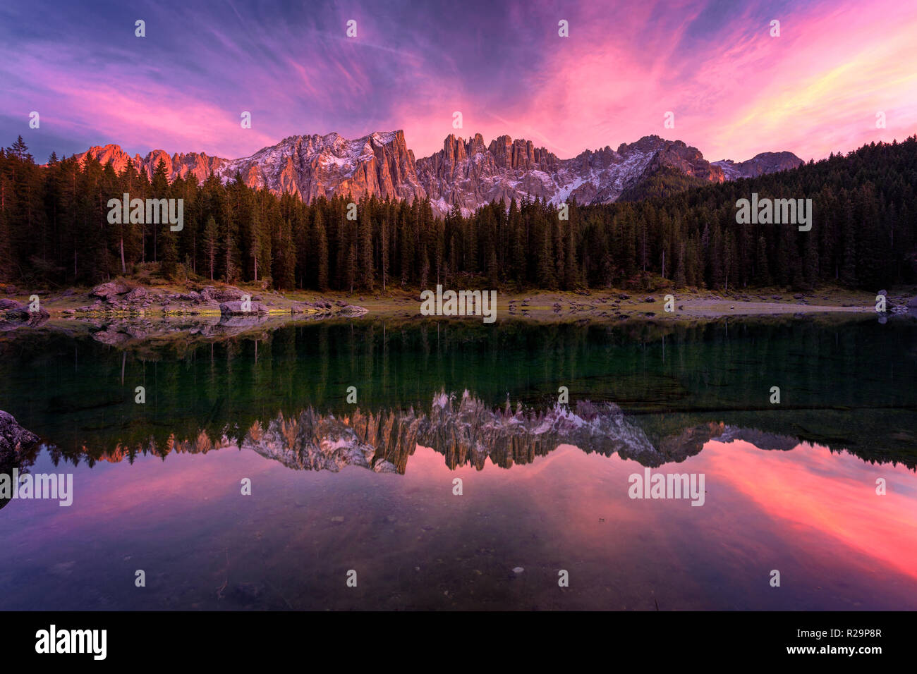Bel tramonto al lago di Carezza, Dolomiti, Italia, Europa Foto Stock