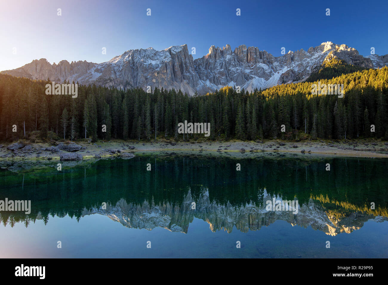 Bellissima Alba al lago di Carezza con luce che colpisce i picchi, Dolomiti, Italia Foto Stock