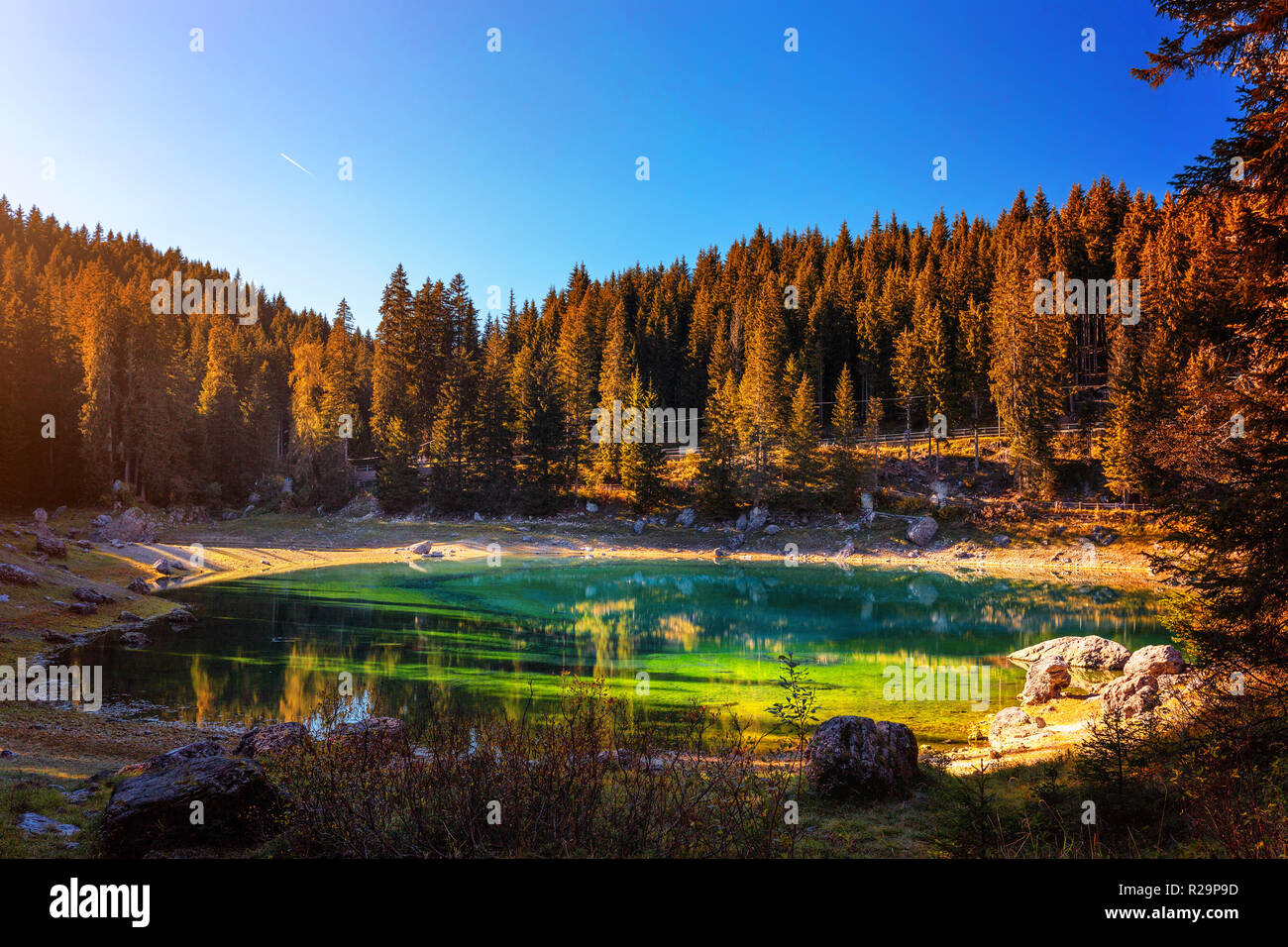 Autunno soleggiata giornata al lago di Carezza, Dolomiti, Italia Foto Stock