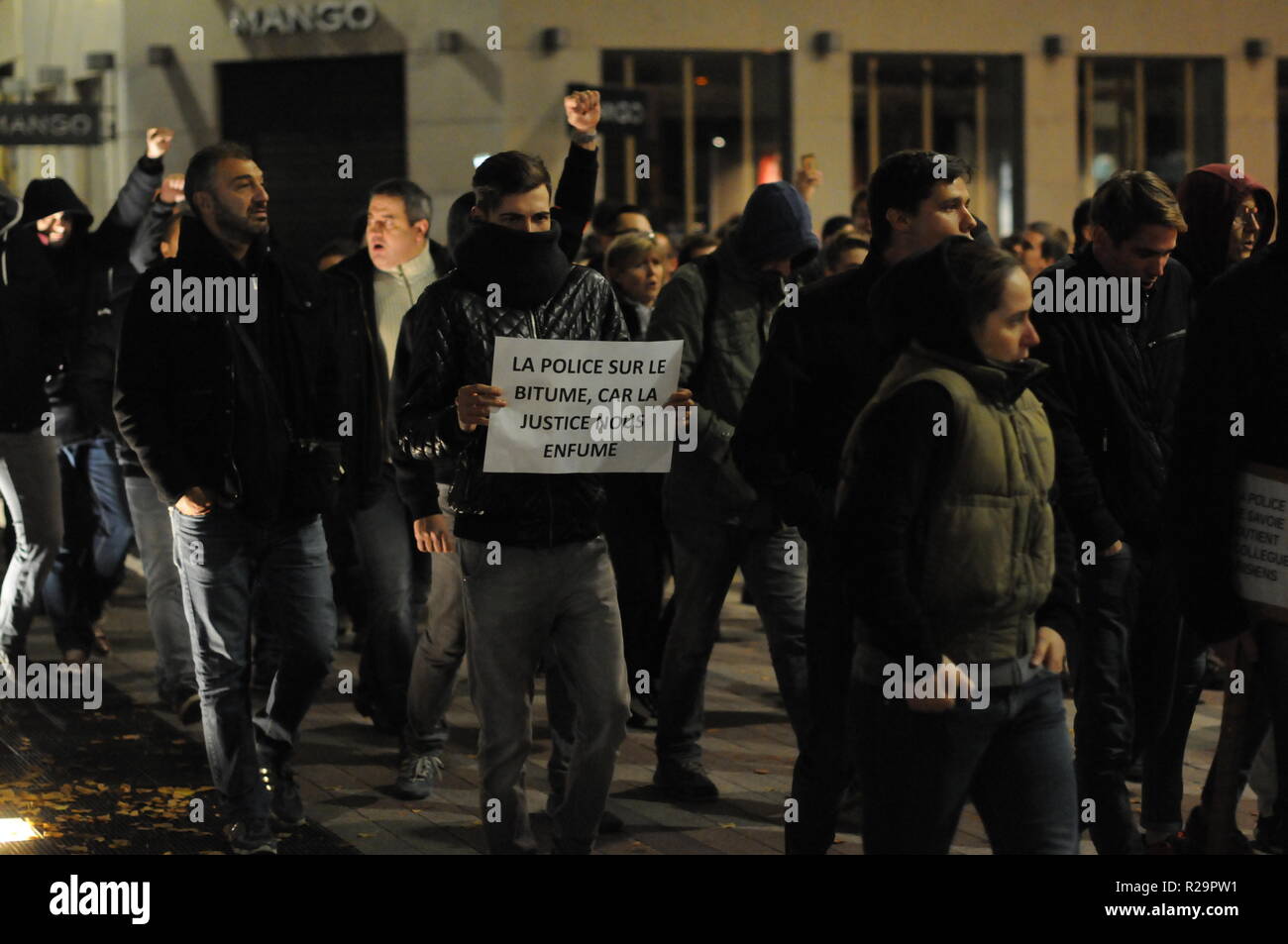 Gli ufficiali di polizia protestare contro le violenze fatte a loro, Lione, Francia Foto Stock