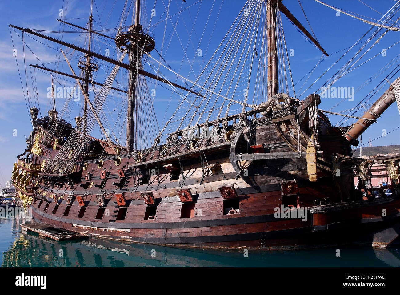 Roman Polanski "Pirati dei Caraibi" galeone, Genova, Italia Foto stock -  Alamy