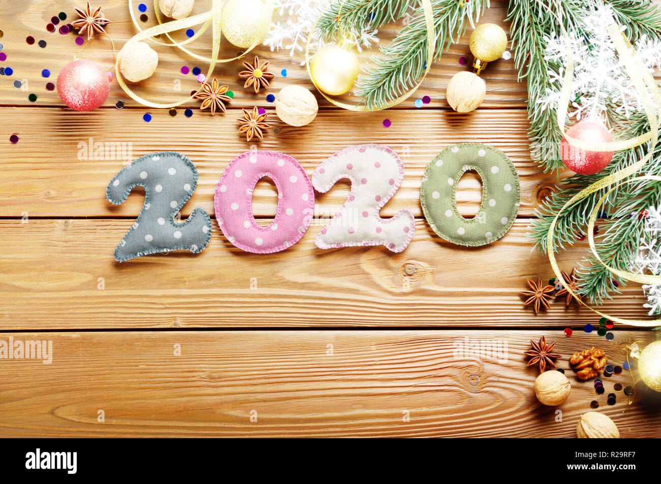 Decorazioni Natalizie 2020.Colorata Cucito Cifre 2020 Di Polka Dot Tessuto Con Decorazioni Di Natale Flat Mentito Su Sfondo Di Legno Foto Stock Alamy