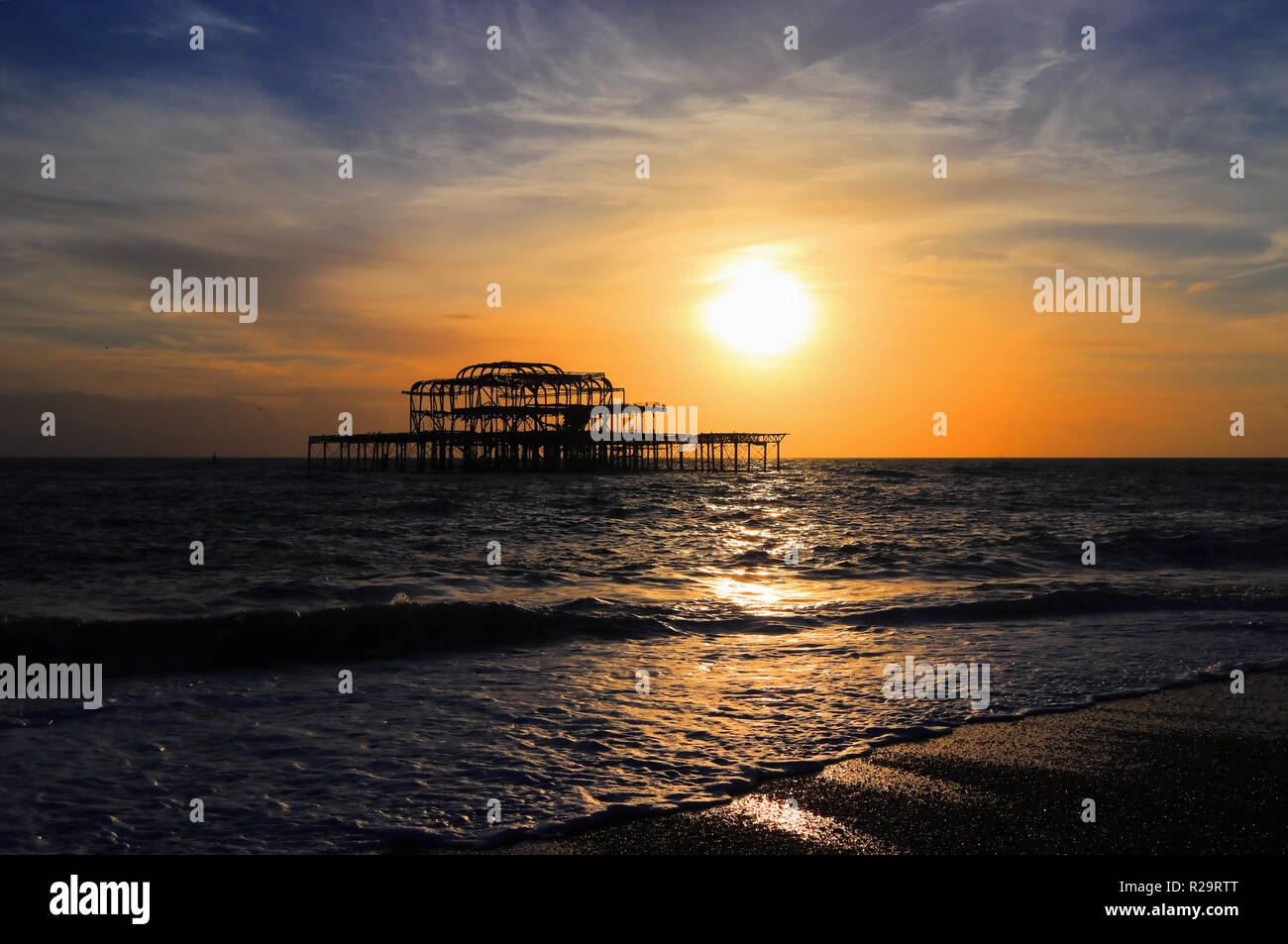 Prima del tramonto al Molo Ovest di Brighton sulla costa sud dell'Inghilterra, località balneare di Brighton e Hove, East Sussex, Regno Unito. Foto Stock