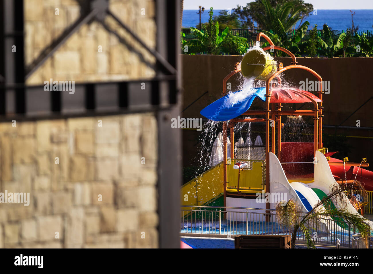 Parco giochi dietro l angolo di una parete Foto Stock