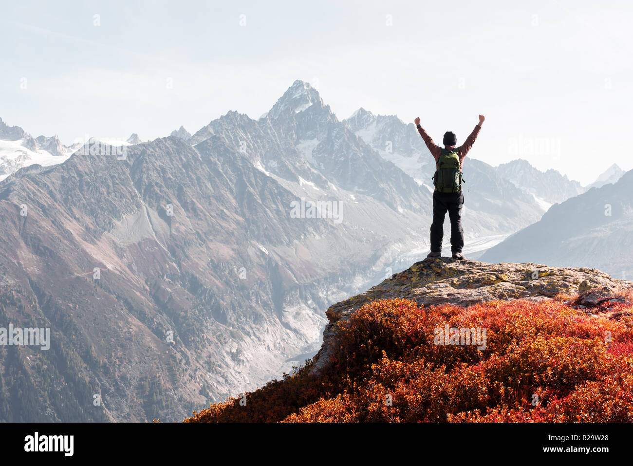 Fantastica vista sul Monte Bianco monti gamma con turisti in un primo piano. Vallon de Berard Nature Preserve, Chamonix, Graian Alps. Foto Stock