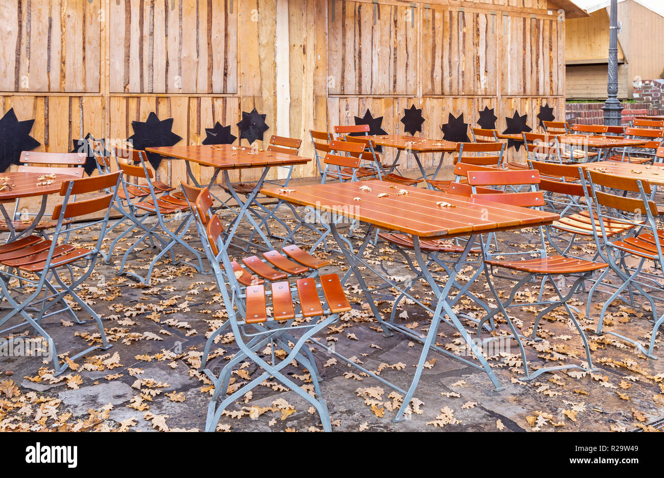 Abbandonato il ristorante giardino in autunno Foto Stock