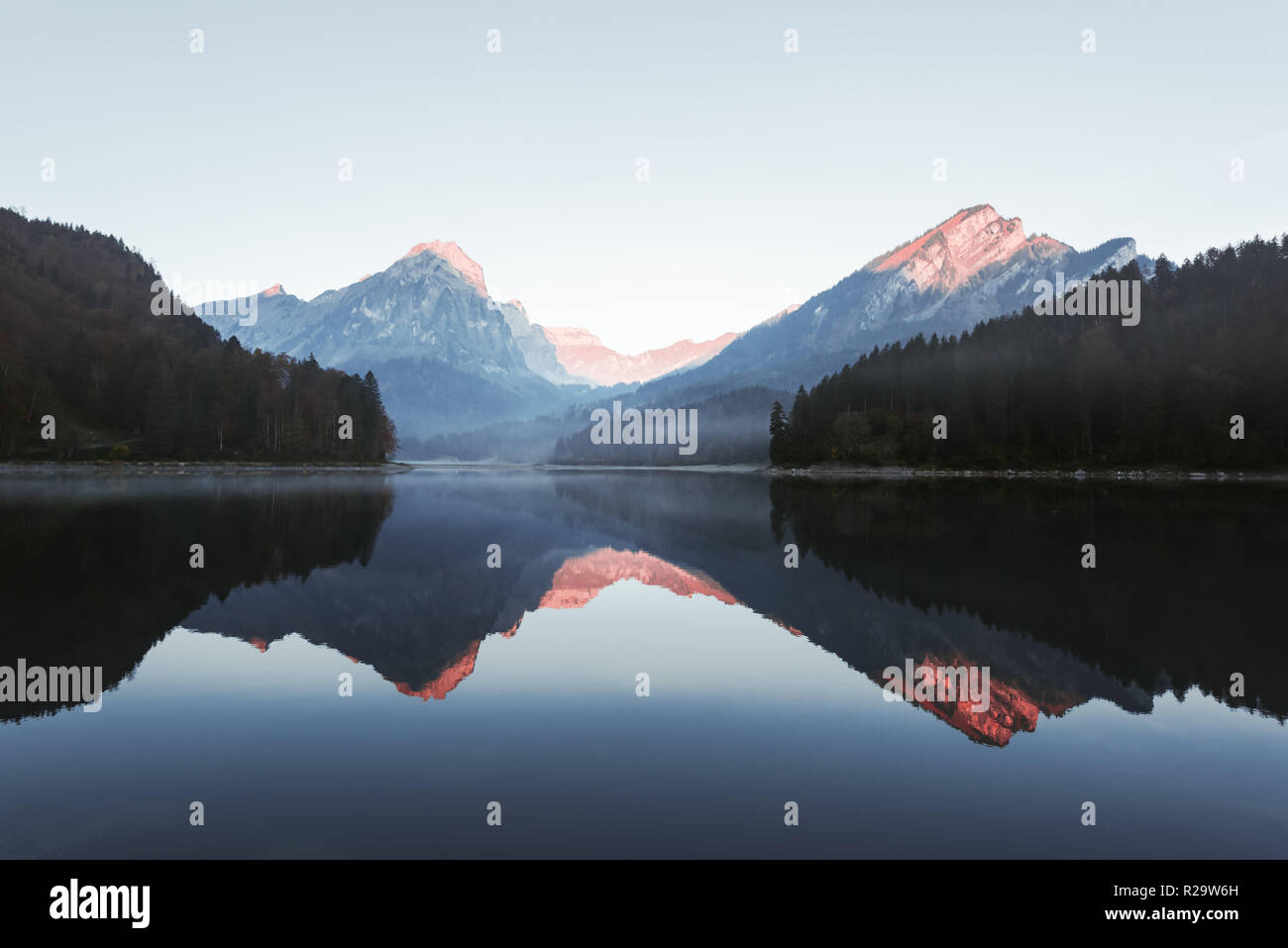 Autunno tranquilla vista sul lago Obersee nelle Alpi Svizzere. Cielo limpido e montagne riflessioni in acqua chiara. Villaggio Nafels, Svizzera. Foto Stock