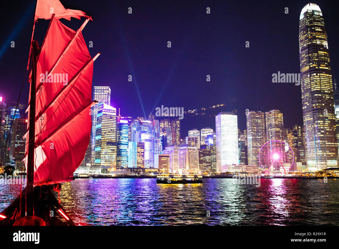 Hong Kong la vista del porto dalla tradizionale barca indesiderata di notte durante il famoso laser show. Viaggio in Cina, Asia. Barca a vela sulla nave storica di Hong Kong Vic Foto Stock