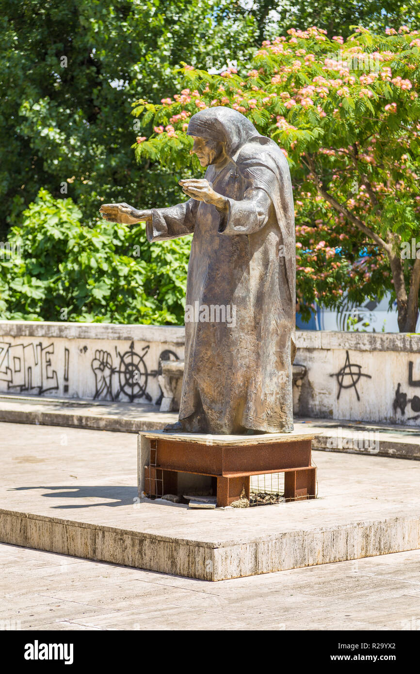Tirana, Albania 01 Luglio 2014 Monumento a Madre Teresa nel centro di Tirana. Santa Madre Tirana, Albania 01 Luglio 2014 Monumento a Madre Teresa nel centro di Tirana. Santa Madre