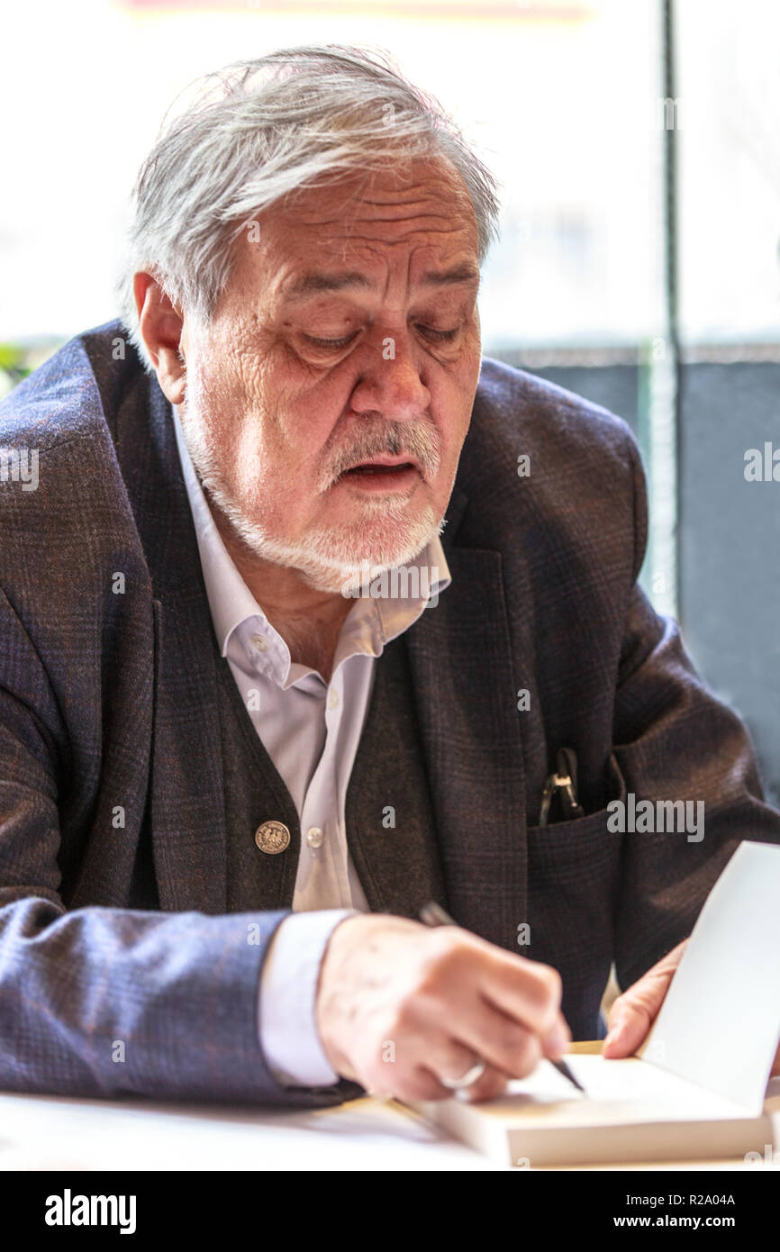Ilber Ortayli, storico turco presso la fiera del libro, firma i suoi libri. Foto Stock
