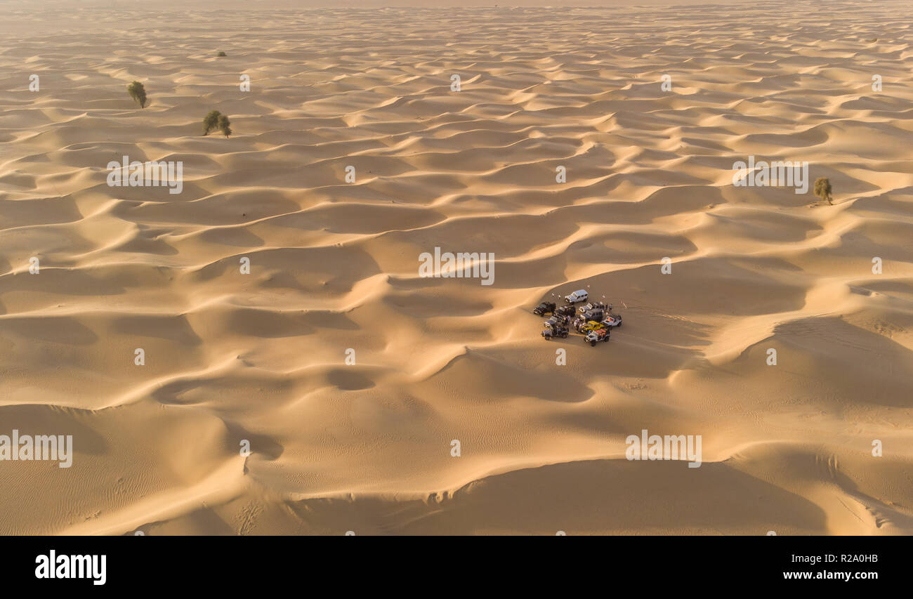 Automobili in un deserto per fare un po' di corsa sulle dune Foto Stock