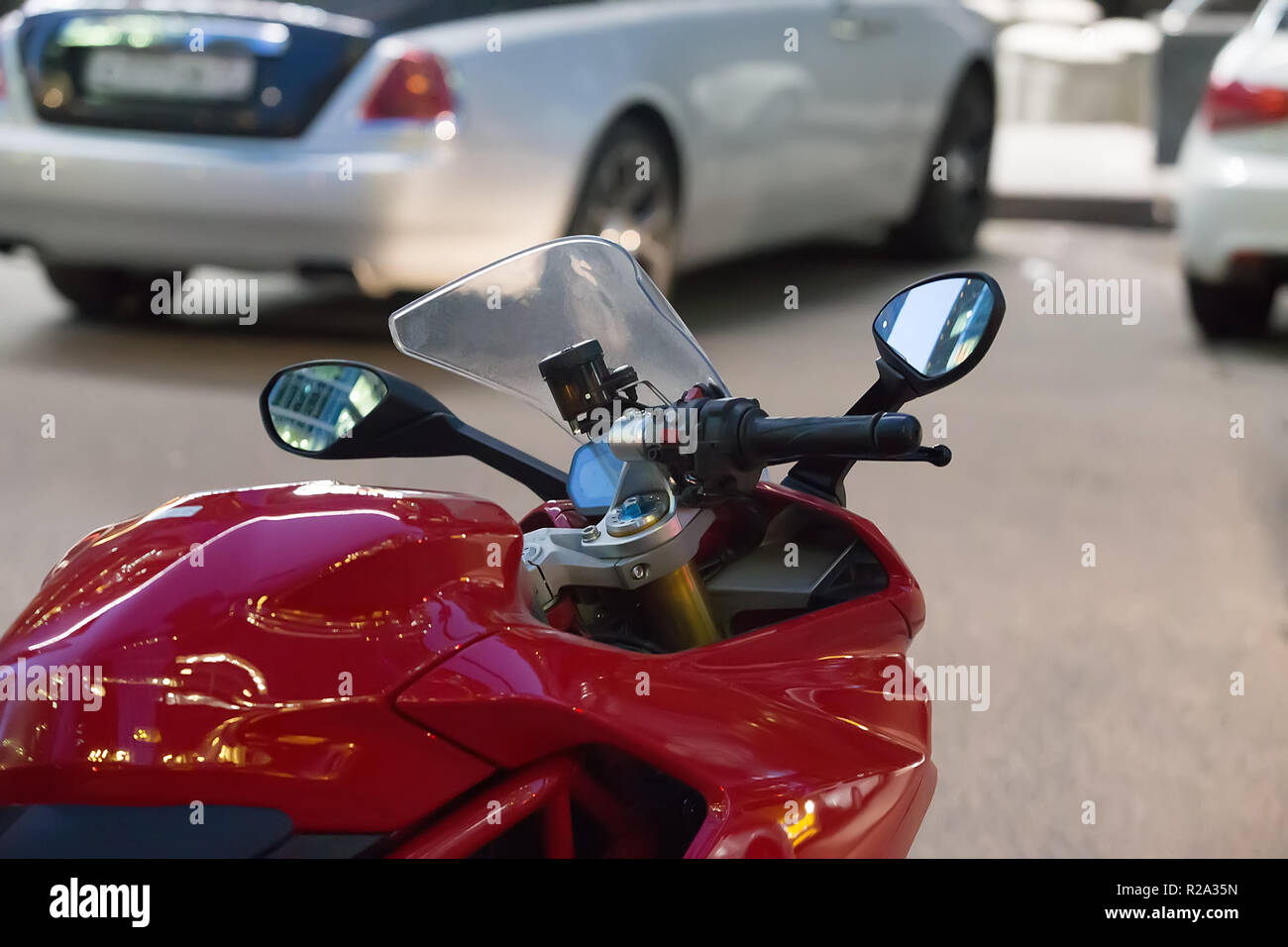 Moto e auto di notte nel parcheggio Foto Stock