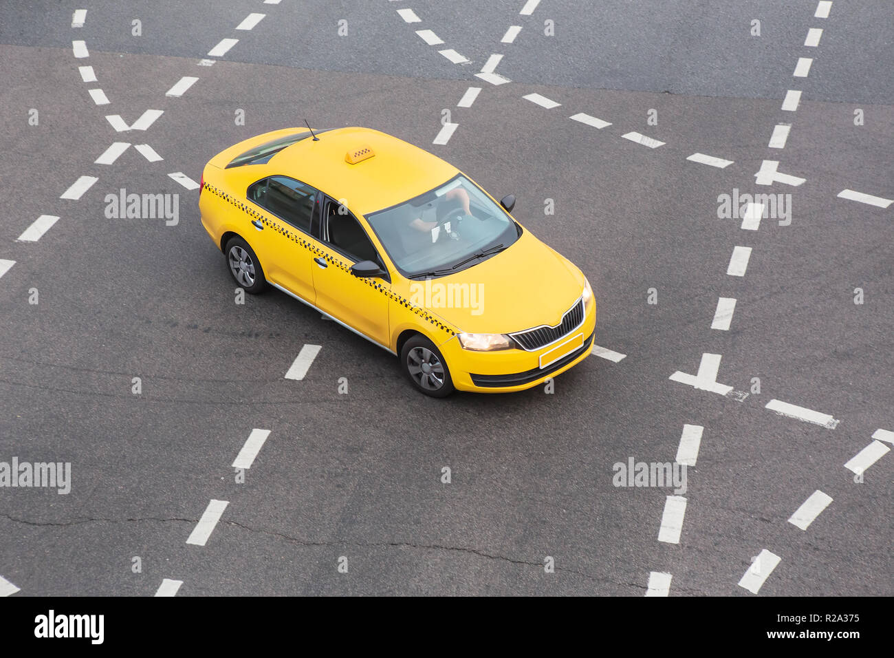 Taxi giallo si muove sulla strada di città Foto Stock