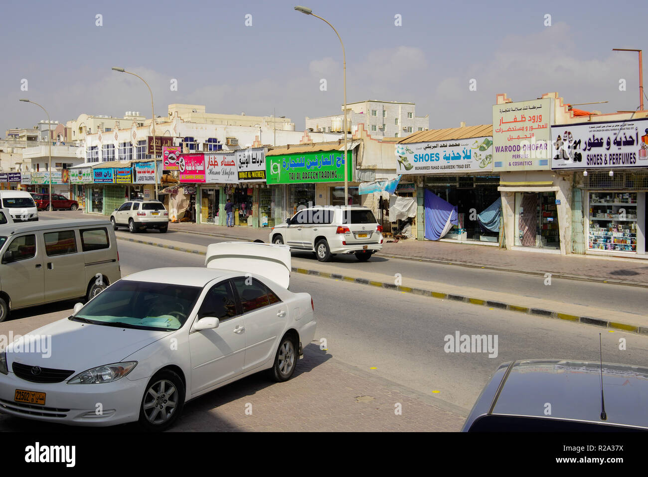 Street in Salalah trafficato centro cittadino. Oman. Foto Stock