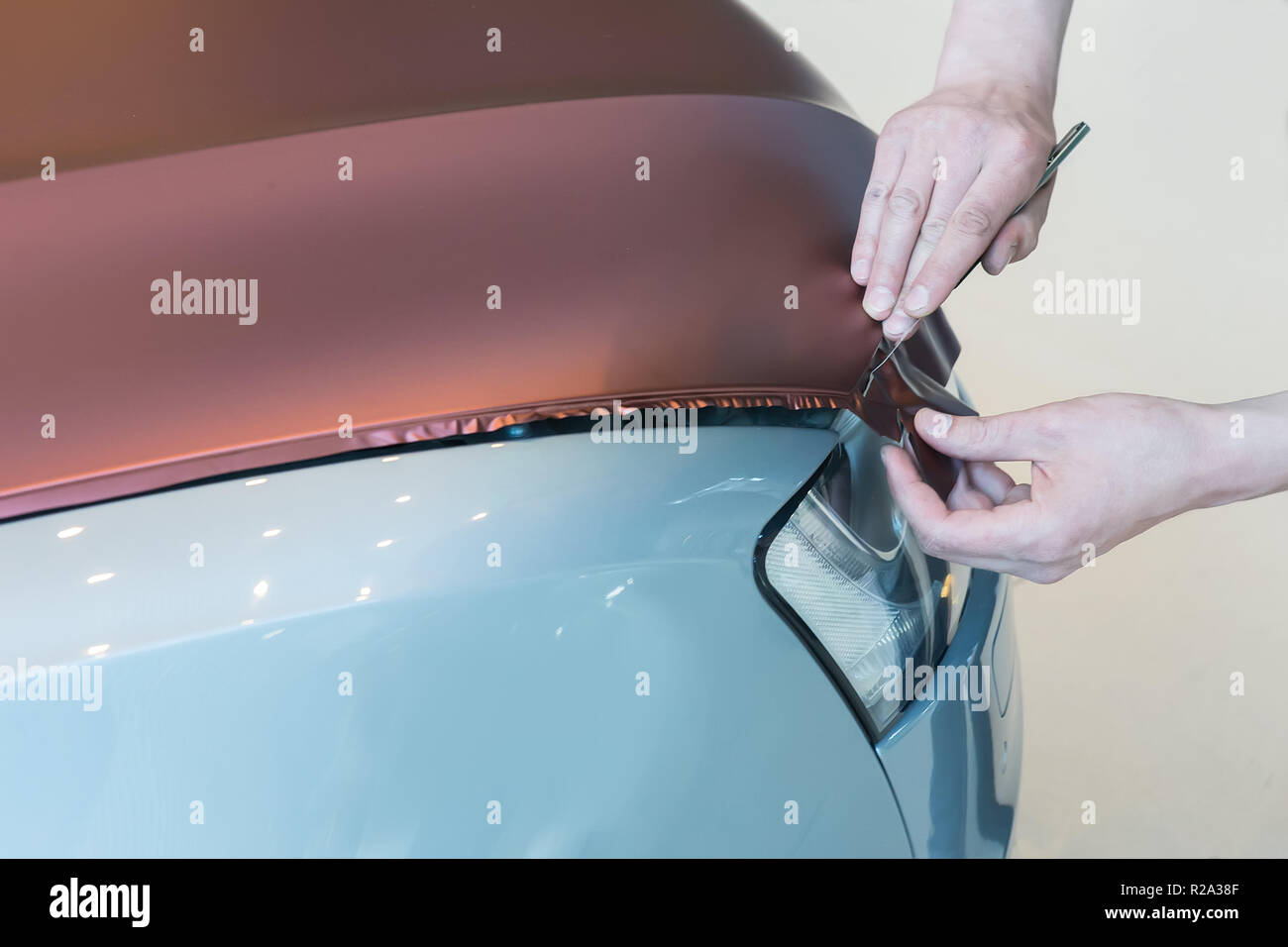 Incollaggio della vettura in plastica carbonico closeup Foto Stock