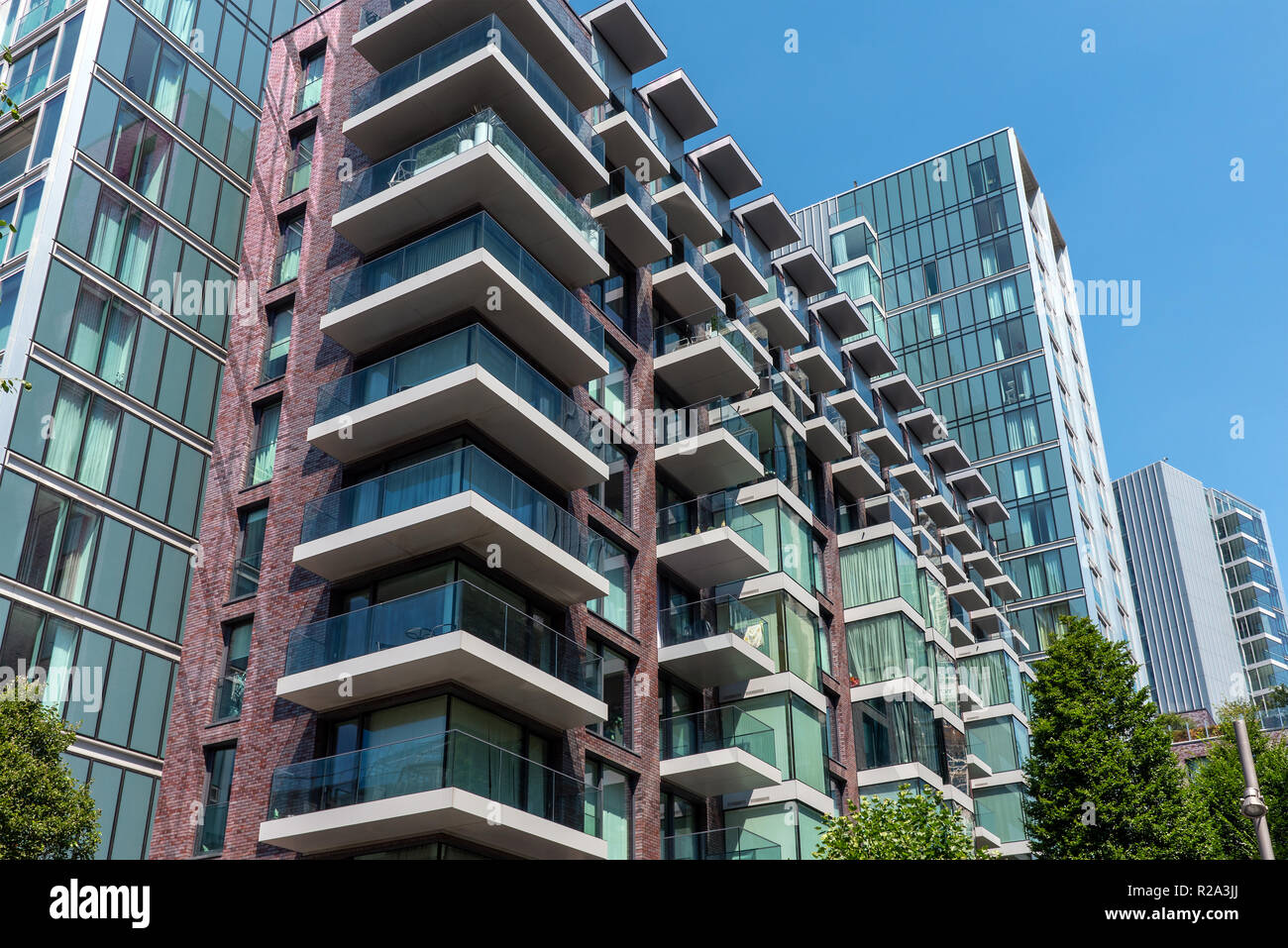 Alto e moderno edificio residenziale visto a Londra Foto Stock