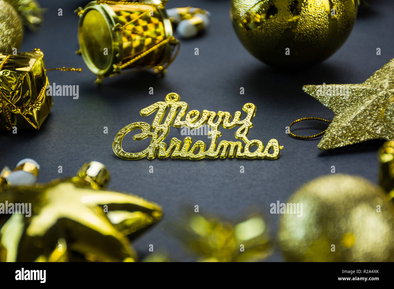 Decorazione di Natale progetta gli elementi con il nero Blackground Confezione regalo oro e rosso sfera di colore Foto Stock