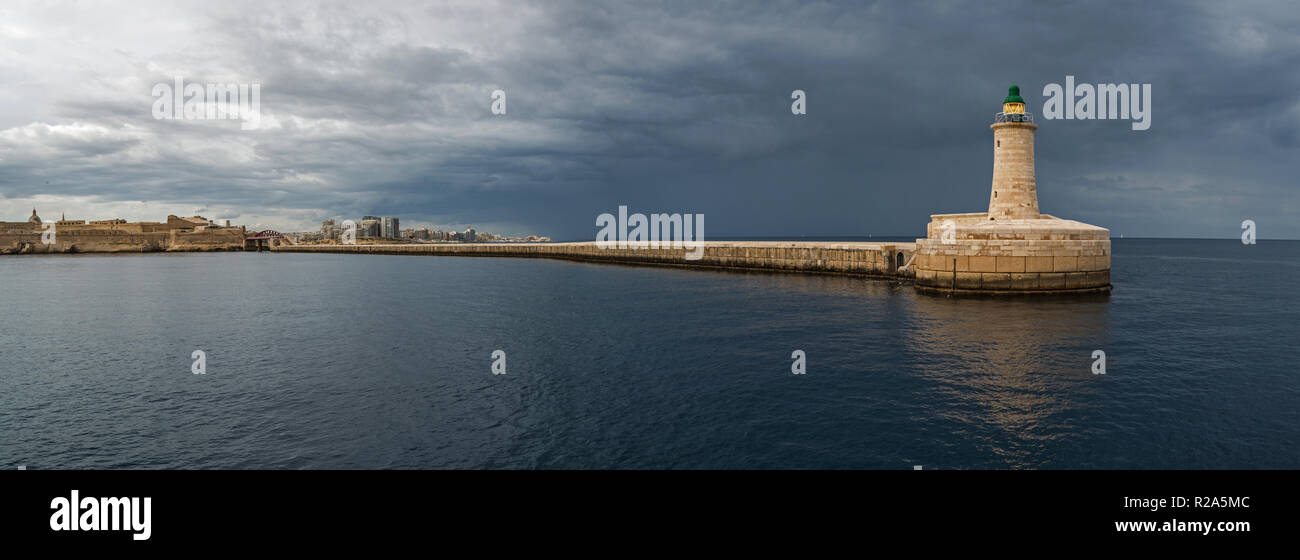 Porto di La Valletta, Malta. Il Faro di Sant Elmo. Foto Stock
