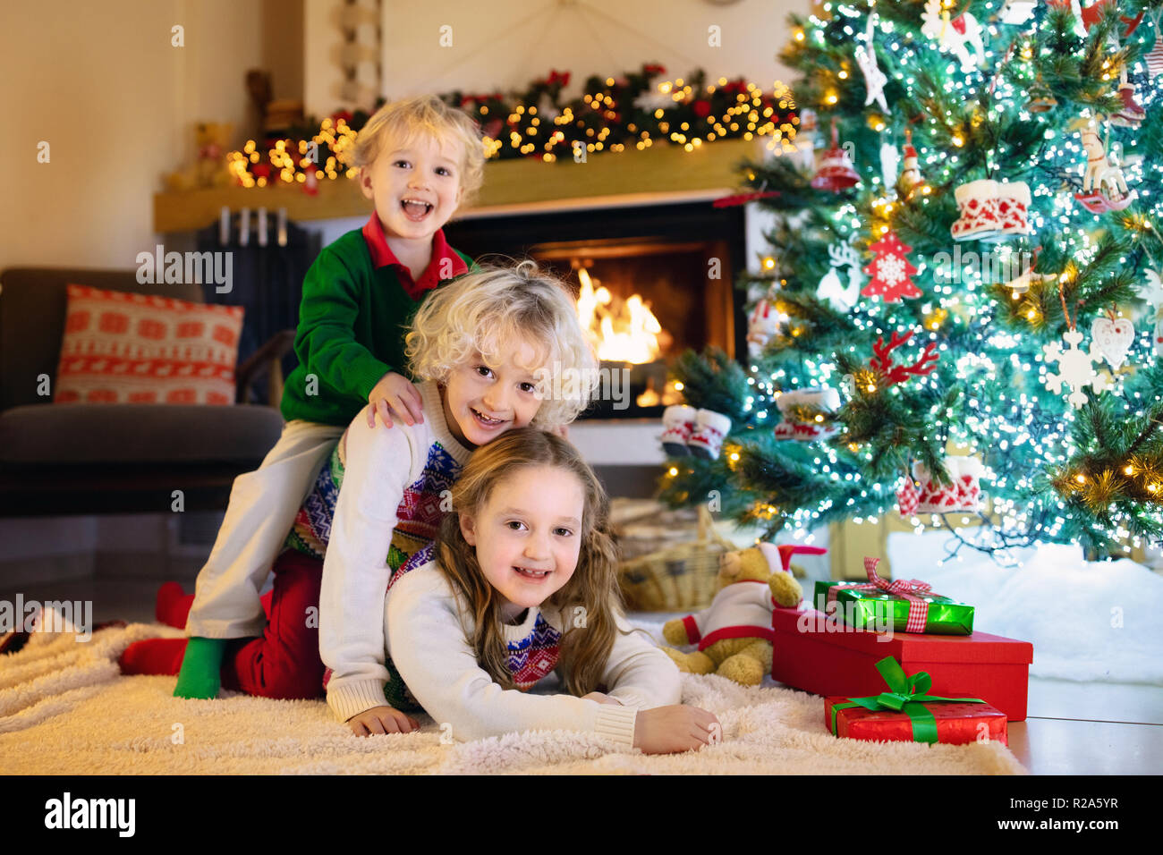 I Bambini Ad Albero Di Natale E Camino Vigilia Di Natale Famiglia Con Bambini Festeggiano Il