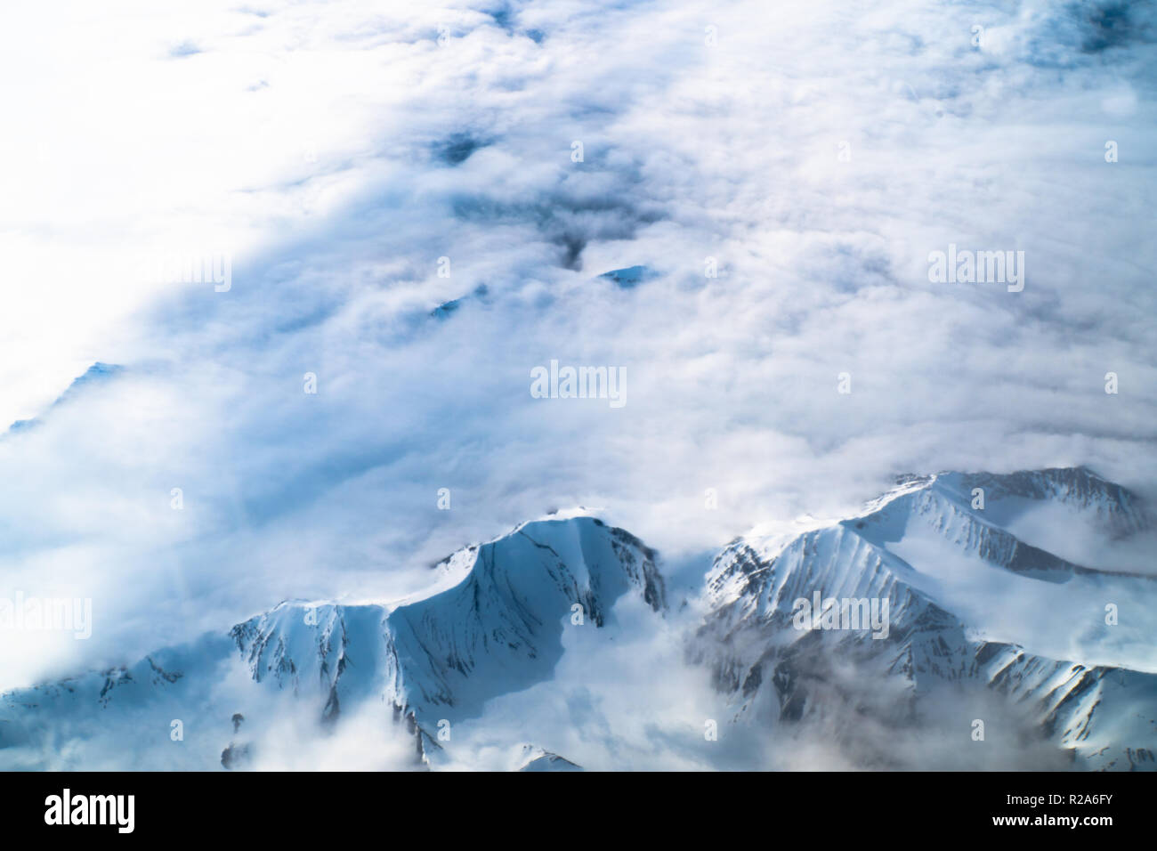 La fotografia aerea del ghiacciaio e Montagna Mare Artico ghiaccio in Svalbard, Norvegia in giugno Foto Stock