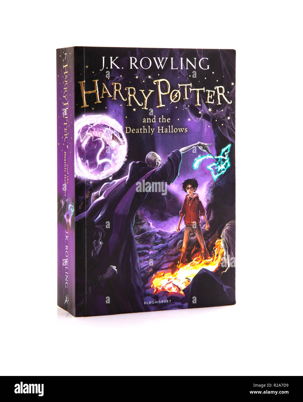 SWINDON, Regno Unito - 18 novembre 2018: Harry Potter ed il Deathly Hallows edizione tascabile su sfondo bianco Foto Stock