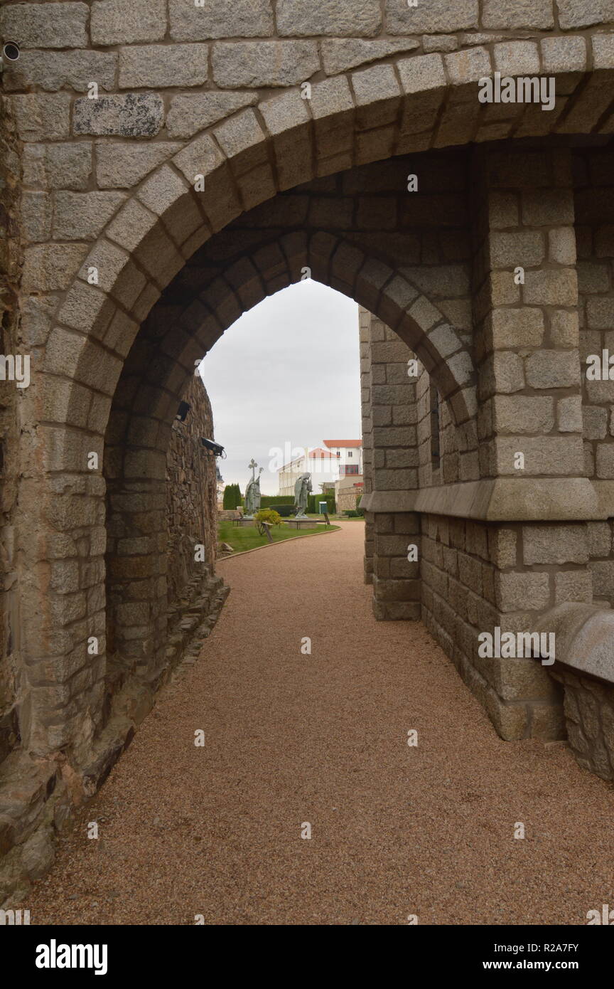 Arco di mezzo punto nel giardino con tre angeli sfondo del palazzo  vescovile di Astorga. Architettura, Storia, Camino de Santiago, Viaggi, S  Foto stock - Alamy